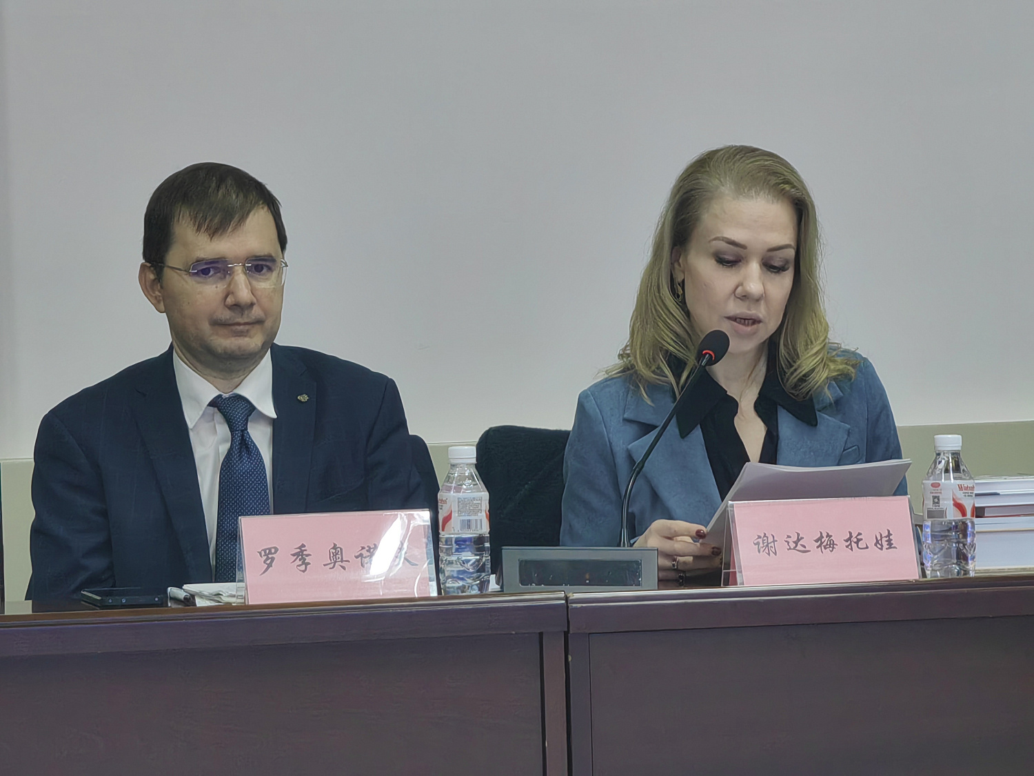 Читать, узнавая друг друга - круглый стол в Хэйлунцзянском университете
